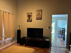 1348 E Gum Ave in Woodland, CA - Building Photo - Building Photo
