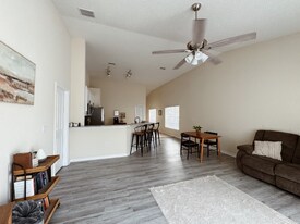 2137 Winterset Dr in Lakeland, FL - Building Photo