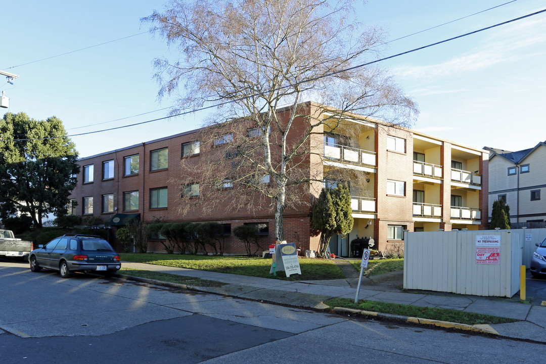 Dutlech Arms in Seattle, WA - Building Photo