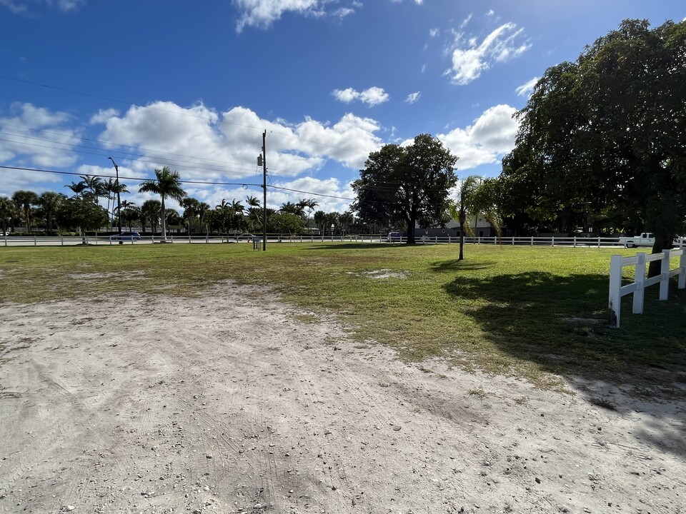 Oakland Park Square in Oakland Park, FL - Foto de edificio