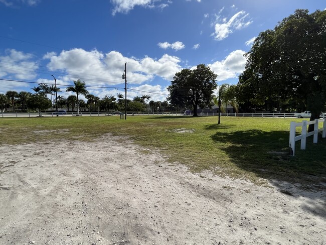 Oakland Park Square