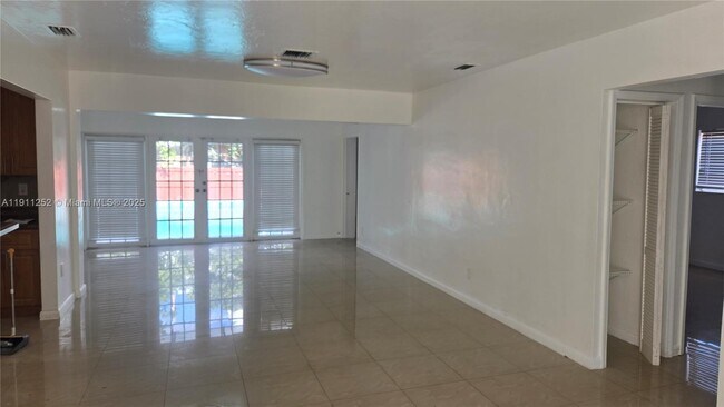 165 NE 162nd St in Miami, FL - Foto de edificio - Building Photo