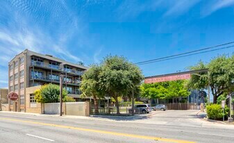831 S Flores St in San Antonio, TX - Building Photo