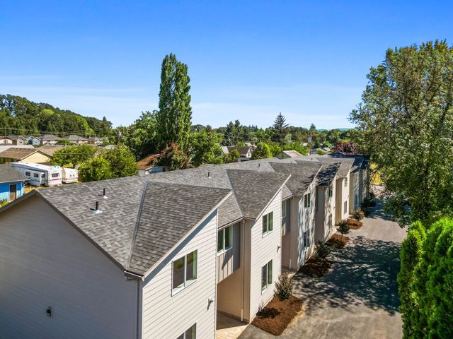 Sherman Townhomes in Sheridan, OR - Foto de edificio
