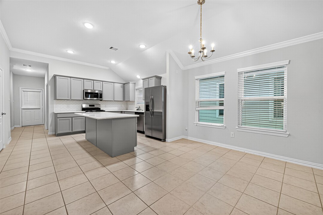 4255 Helmside Ln in Houston, TX - Building Photo
