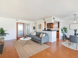 6600 SE Division St in Portland, OR - Foto de edificio - Building Photo