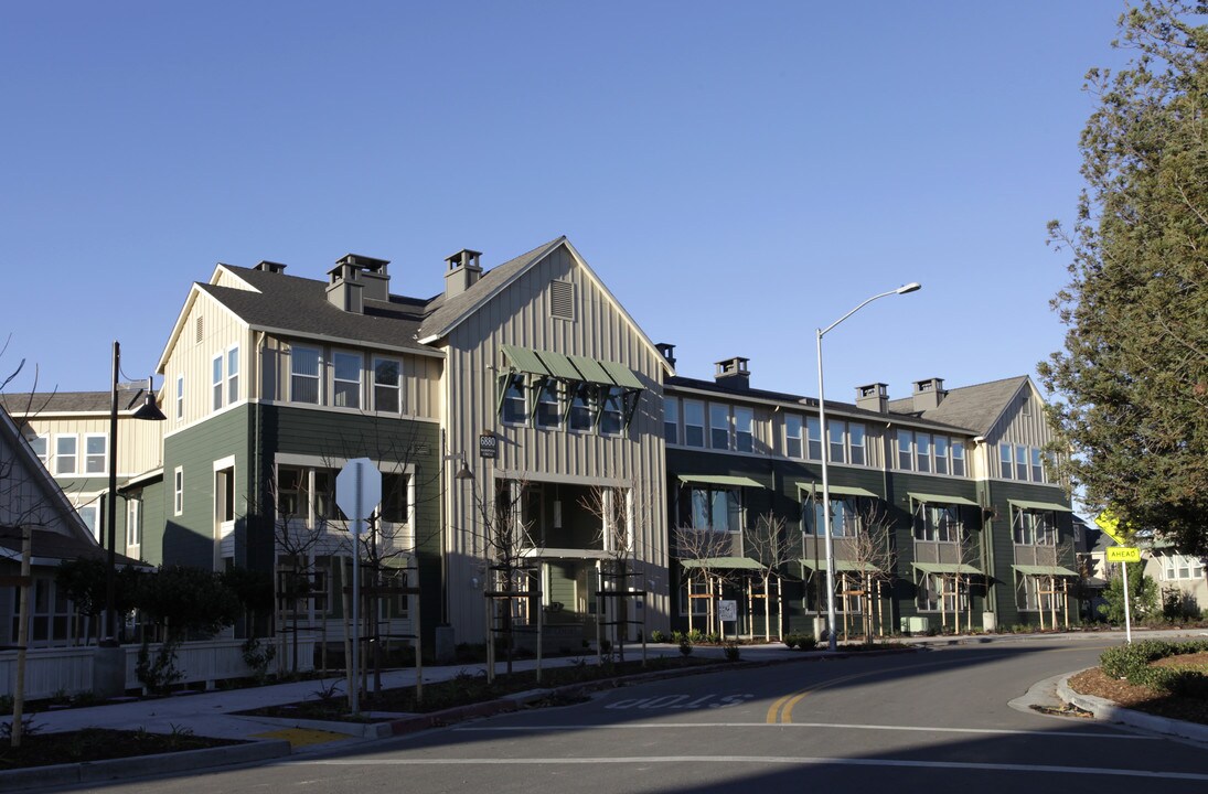 Carlow Court Apartments at Emerald Vista in Dublin, CA - Foto de edificio