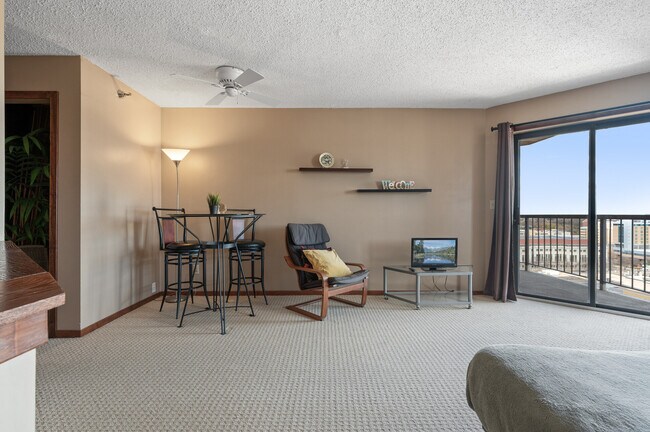 78 10th St E in St. Paul, MN - Foto de edificio - Building Photo