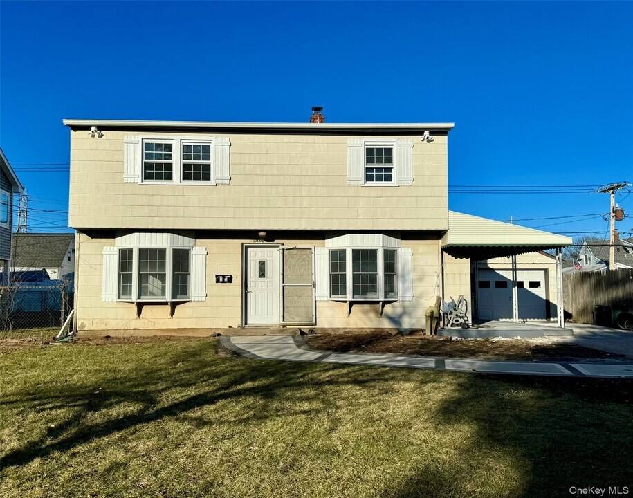 11 Blue Spruce Rd in Levittown, NY - Building Photo