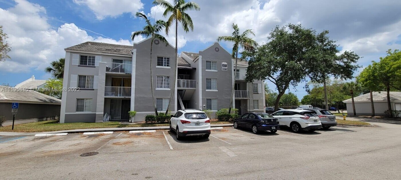 677 SW 111th Ave, Unit 303 in Pembroke Pines, FL - Building Photo