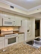 20930 SW 87th Ave in Cutler Bay, FL - Foto de edificio - Building Photo