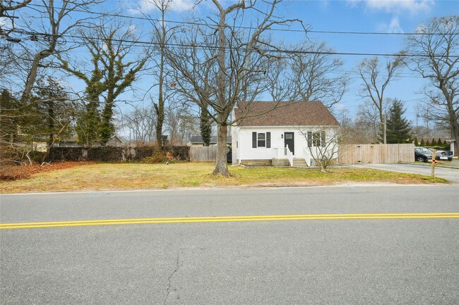 125 Patchogue Ave in Mastic, NY - Foto de edificio - Building Photo