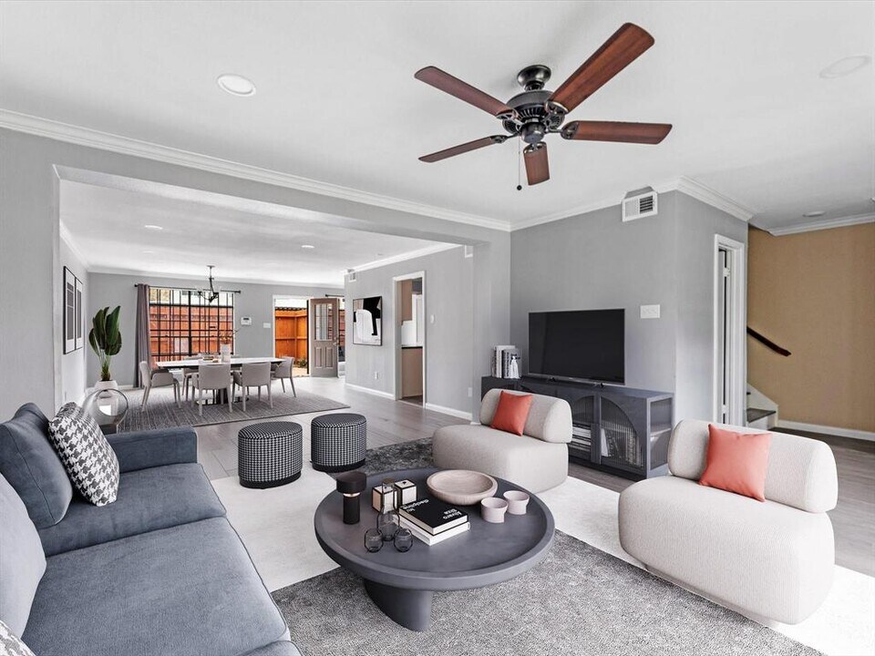 10305 Briar Forest Dr in Houston, TX - Building Photo