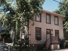 541 E Jones Ln in Savannah, GA - Building Photo