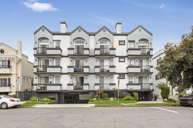 10823 Hortense St, Unit 302 in Los Angeles, CA - Building Photo - Building Photo