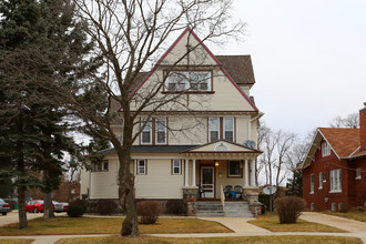 330 W Judd St in Woodstock, IL - Foto de edificio - Building Photo