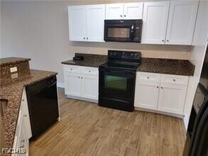 8521 Oakshade Cir in Ft. Myers, FL - Building Photo - Building Photo