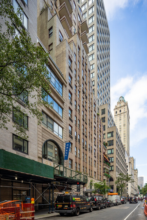 40 E 61st St in New York, NY - Building Photo