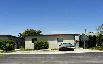 212-220 NW 3rd St in Hallandale Beach, FL - Building Photo - Building Photo