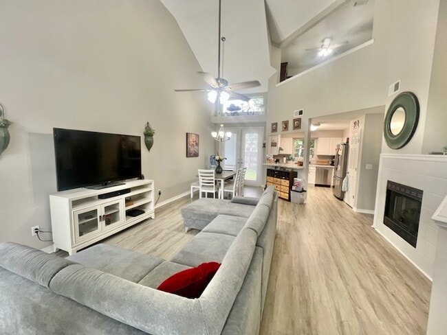 1910 Mistral Ln W
