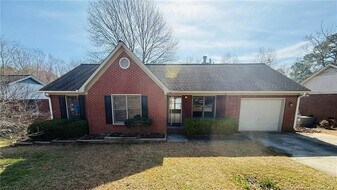 5018 Summer Ridge Rd in Fayetteville, NC - Building Photo