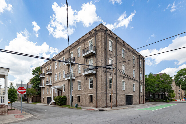 425 E McDonough St in Savannah, GA - Foto de edificio - Building Photo