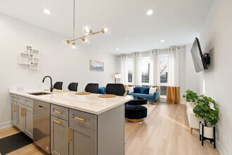 3715 S Giles Ave in Chicago, IL - Building Photo - Building Photo