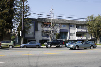 6245 Woodman Ave in Van Nuys, CA - Foto de edificio - Building Photo