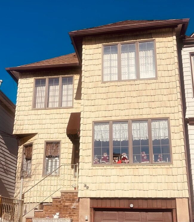 39 W 35th St in Bayonne, NJ - Building Photo - Building Photo