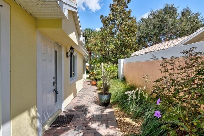 4969 Corsica Square in Vero Beach, FL - Foto de edificio - Building Photo