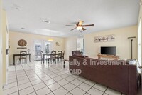 202 Stephen Ave in Mary Esther, FL - Foto de edificio - Building Photo