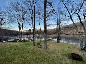 4 Hilltop Rd in Byram Township, NJ - Foto de edificio - Building Photo