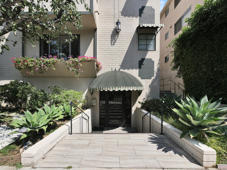 144 N Wetherly Dr, Unit 144 N. WETHERLY APARTMENT in West Hollywood, CA - Building Photo