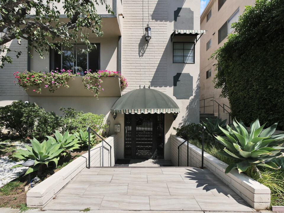 144 N Wetherly Dr, Unit 202 in West Hollywood, CA - Foto de edificio