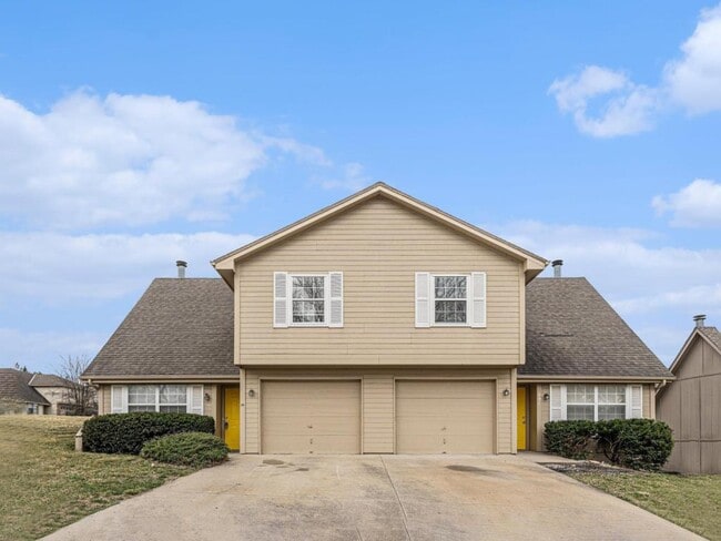 property at 810 SW Pinebrook Village Ct