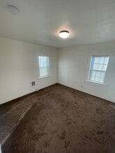 530 Grove St in Lebanon, OR - Foto de edificio - Building Photo