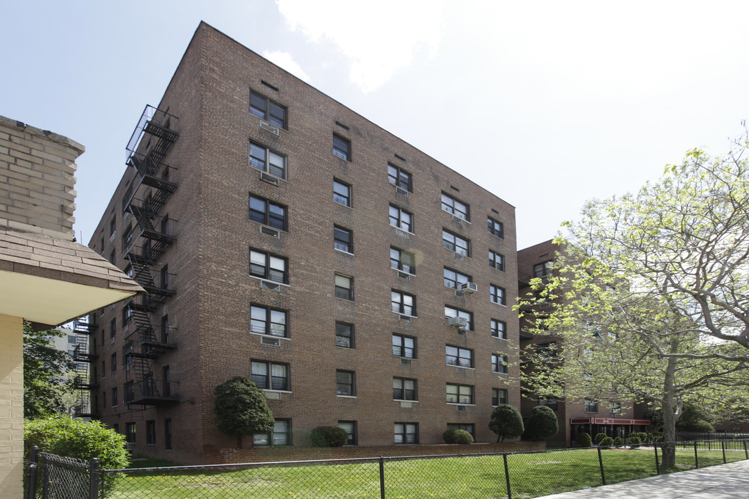 Sherwood Village in Corona, NY - Foto de edificio