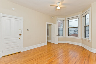 1431 W Belmont Ave, Unit 1R in Chicago, IL - Foto de edificio - Building Photo