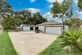 4535 Turf Valley Dr in Houston, TX - Building Photo - Building Photo