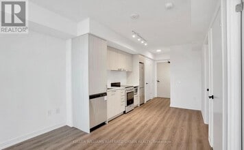 195 Commerce St in Vaughan, ON - Building Photo - Building Photo