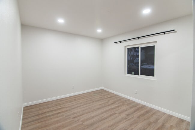 14700 Friar St, Unit 2 in Van Nuys, CA - Building Photo - Building Photo