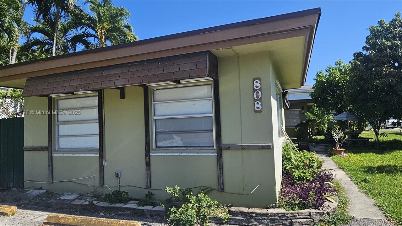 808 NE 10th St in Hallandale Beach, FL - Foto de edificio