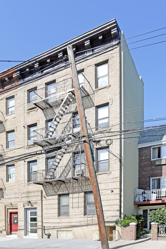 25-16 18th St in Long Island City, NY - Building Photo - Primary Photo