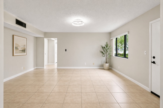 5310 Las Verdes Cir, Unit 106 in Delray Beach, FL - Building Photo - Building Photo