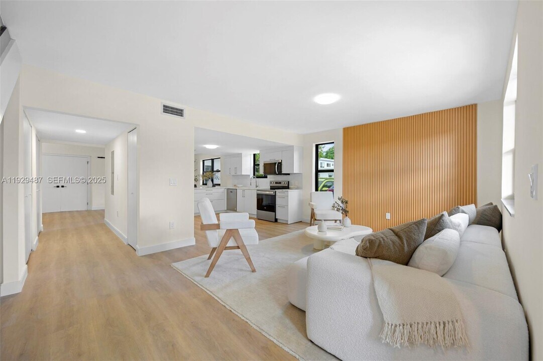 7994 Crespi Blvd in Miami Beach, FL - Building Photo