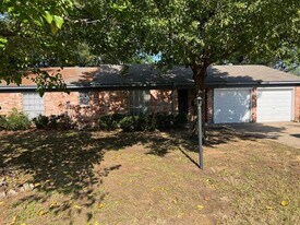 211 Turtle Creek Dr in Arlington, TX - Building Photo