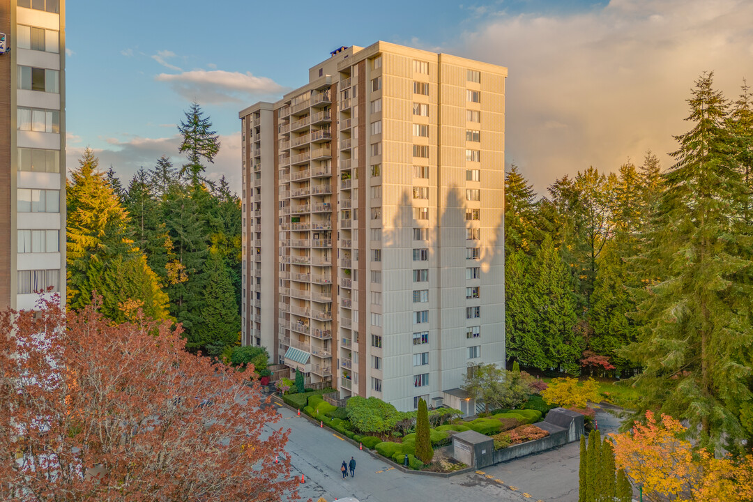 Whytecliff Building in North Vancouver, BC - Building Photo