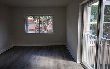 5240 NW 102nd Ct in Doral, FL - Foto de edificio - Building Photo