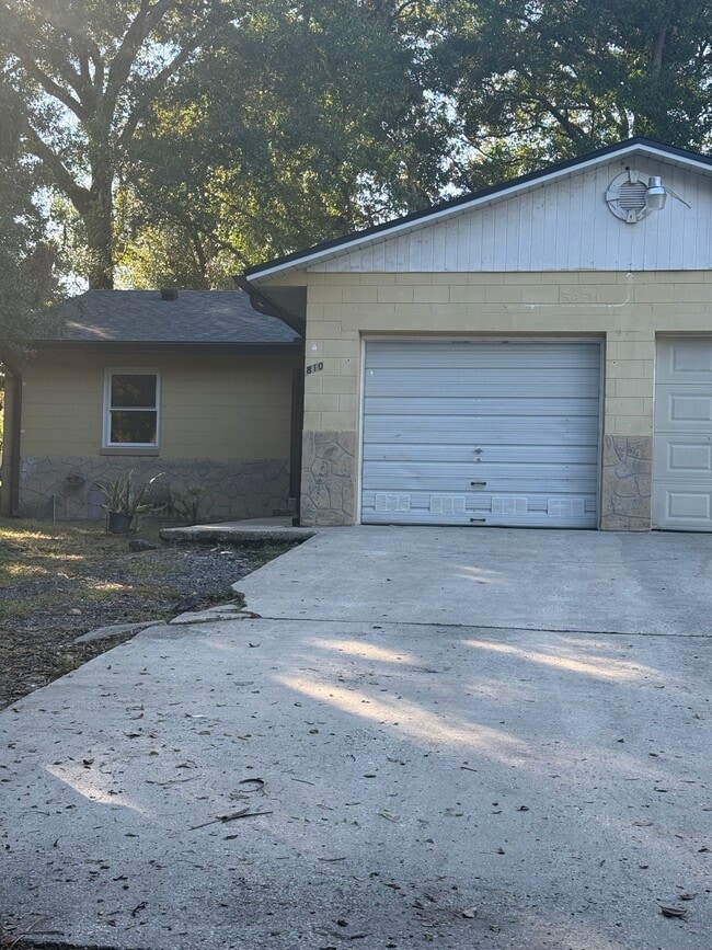 property at 810 N Hudson St