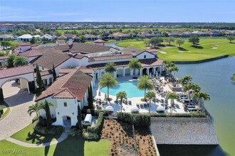 16433 Carrara Way in Naples, FL - Foto de edificio - Building Photo